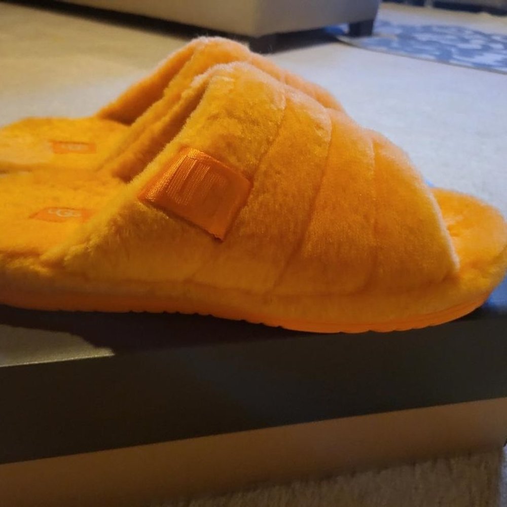 UGG Fluff Slides Men Like new in box Size 13